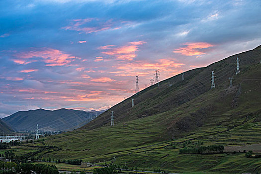 山坡上电线,杆