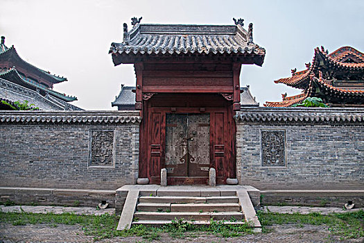 查干湖畔著名藏传佛教古刹之一----妙因寺僧房门