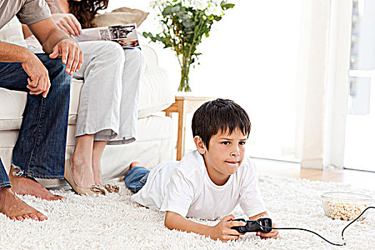 可爱,男孩,玩,电子游戏,躺着,在家,父母