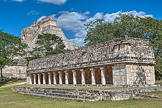 柱子,建筑,前景,巫师金字塔,背景,乌斯马尔,尤卡坦半岛,墨西哥