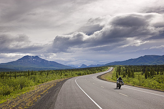 乌云,上方,摩托车,途中,山,背景,夏天,阿拉斯加,美国
