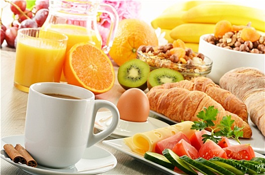 早餐,咖啡,橙汁,牛角面包,蛋,蔬菜
