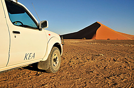 运动型多功能车,正面,沙子,沙丘,下午,亮光,在索苏韦雷附近,纳米布沙漠,纳米比沙漠,公园,纳米比亚,非洲