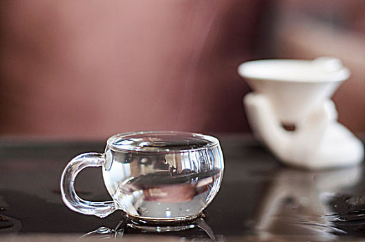 一只玻璃杯放置在茶台上