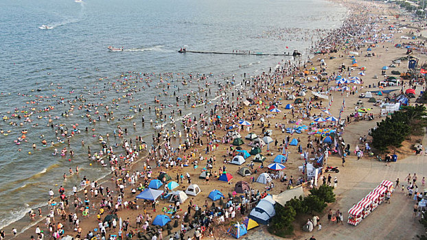 山东省日照市,海滨旅游高潮不断,海水浴场只见人海不见大海