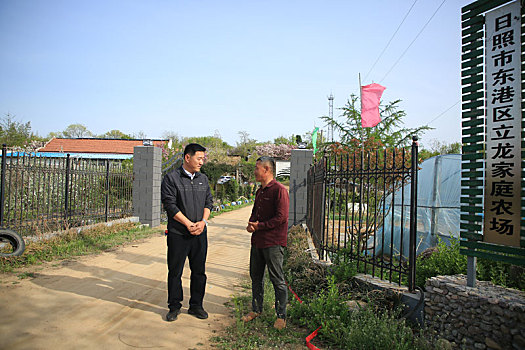 山东省日照市,为了一个共同爱好,哥俩和小蜜蜂一起追赶春天