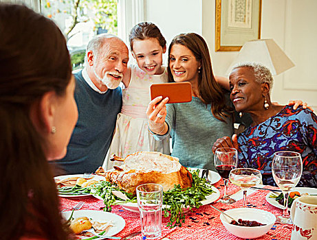 多种族,多口之家,拍照手机,圣诞晚餐,桌子