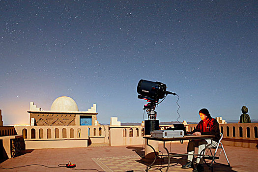 摩洛哥,德拉河谷,扎古拉棉,区域,男人,领航,望远镜,电脑,星空