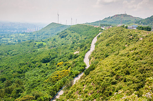 高视角俯瞰山中的公路