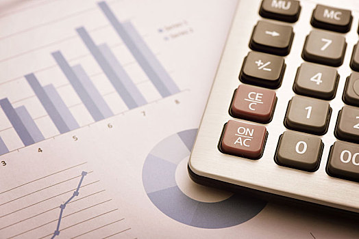 金融经济数据增长概念,放在财务数据报表上的计算器
