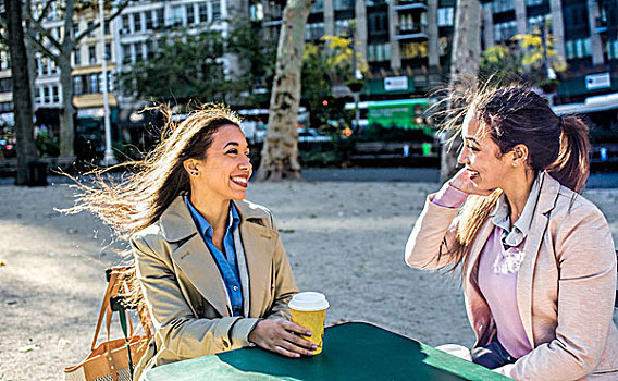 美女,双胞胎,交谈,喝咖啡,城市公园