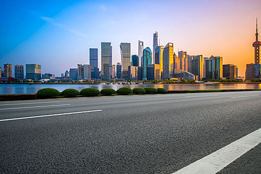 上海陆家嘴建筑夜景和道路交通