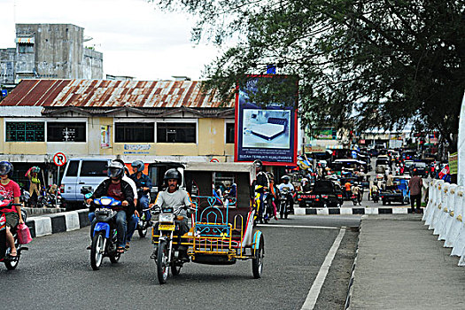 indonesia,sumatra,banda,aceh,tuk,and,motocycle,are,the,main,transport