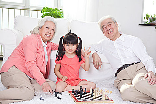 一对老年夫妇和孙女下围棋