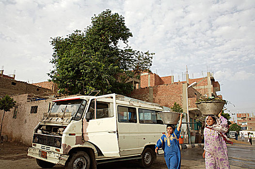 女人,女儿,桶,满,垃圾,头部,居民区,郊区,开罗,埃及,五月,2007年