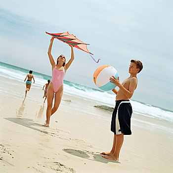 少男,拿着,水皮球,女孩,风筝,海滩