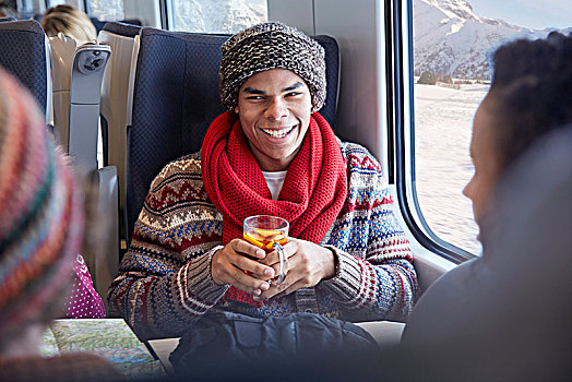 微笑,男青年,喝,葡萄酒,客运列车