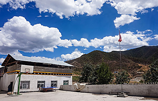白马雪山下的藏族孤儿学校