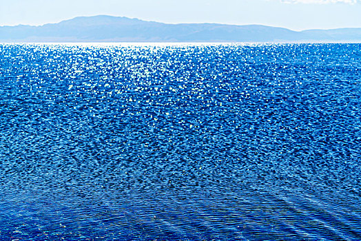 赛里木湖湖面