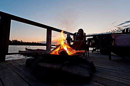 女孩,坐,靠近,营火,湖,木头,安大略省,加拿大