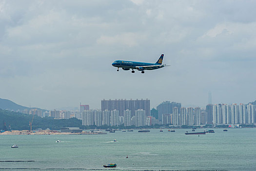 一架越南航空的客机正降落在香港国际机场