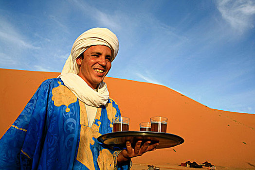 贝多因人,男人,茶,靠近,却比沙丘,梅如卡,撒哈拉沙漠,摩洛哥