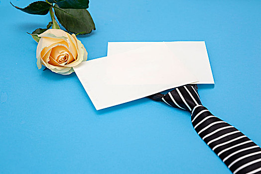 节日礼物,空白卡片,条纹领带和黄玫瑰