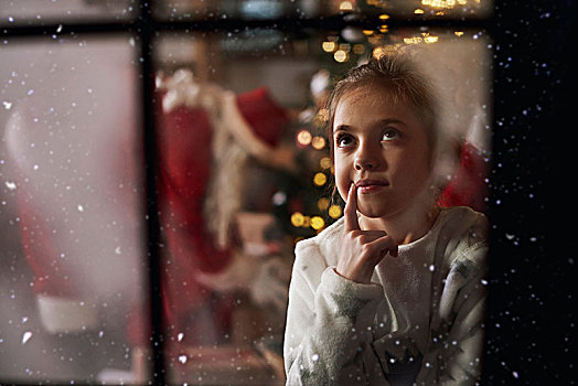 女孩,望向窗外,平安夜,圣诞老人,背景,离开,礼物,旁侧,树