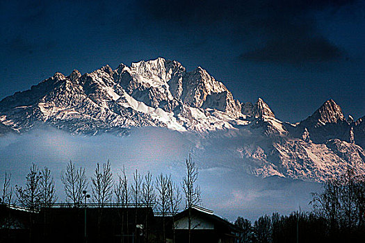 云南丽江纳西族玉龙雪山