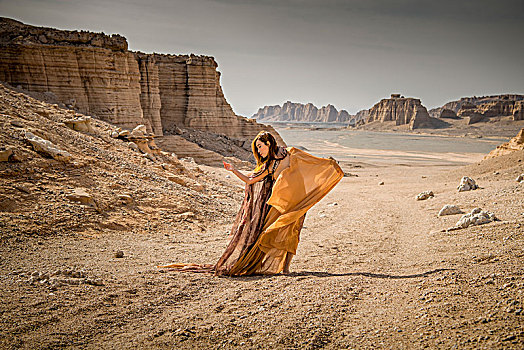 新疆,罗布泊,雅丹地貌,沙漠,沙岩,蓝天,女人,奔跑