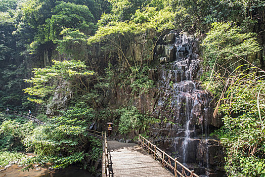 溪口风光青山瀑布栈桥