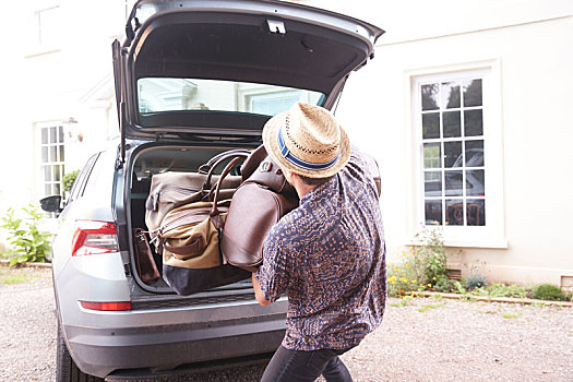 男青年,软毡帽,行李,后备箱,户外,酒店,后视图