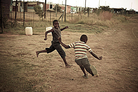 年轻的,黑色的,男孩,踢足球,在一起,在,农村的,街道