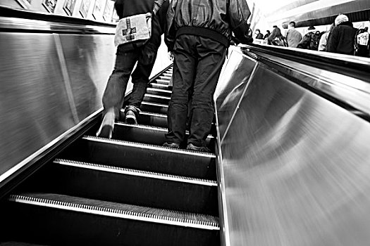 后视图,两个人,地铁,扶梯