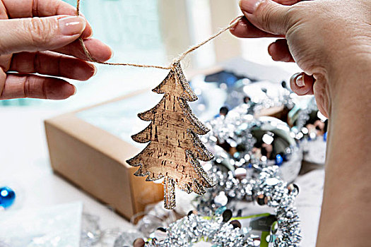 手,准备,木质,圣诞树,形状,圣诞装饰