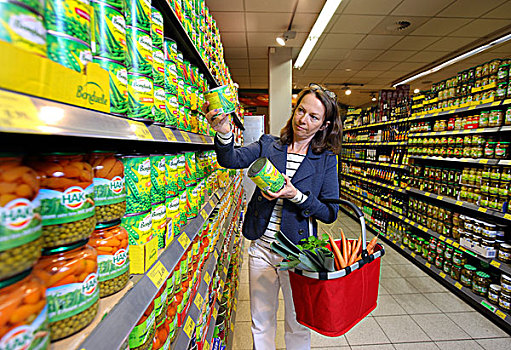 女人,购买,罐头,蔬菜,自助,食物杂货,超市,德国,欧洲
