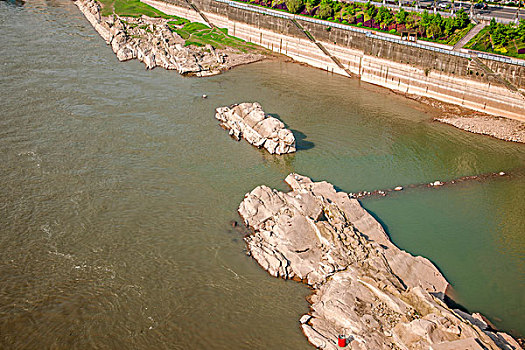 重庆南岸区南滨路低水位下的长江江岸