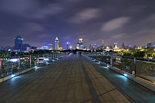 人行天桥与外滩夜景