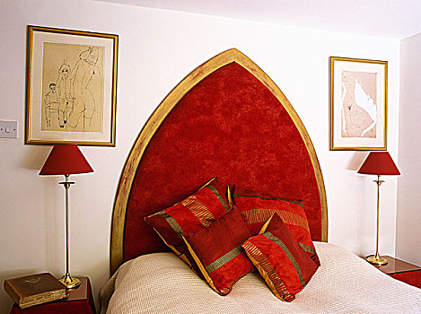 双人床,哥特风格,红色,软垫,床头板,灯,床边,柜子