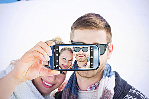 合成效果,图像,握着,智能手机,展示,微笑,情侣,正面,下雪,山