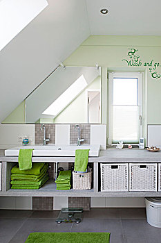 阁楼,浴室,盥洗盆,苍白,灰色,建筑,存储,淡色调,绿色,墙壁,信息,书写,靠近,狭窄,窗户