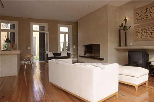 客厅,白色,长椅,沙发,烟囱,木地板,窗户