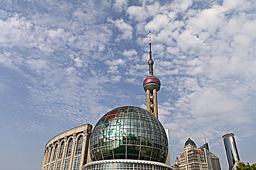 上海浦东陆家嘴的上海国际会议中心和东方明珠电视塔