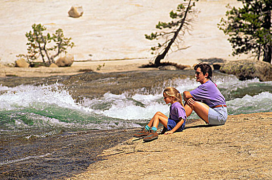 母女,看,瀑布,堤岸,优胜美地国家公园,加利福尼亚