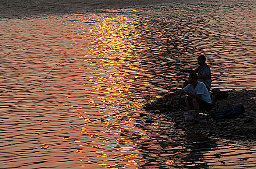 夕阳下河边钓鱼