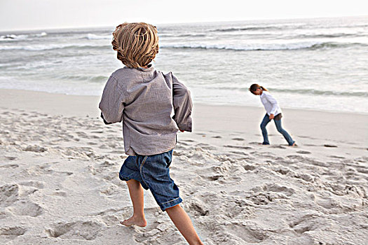 后视图,男孩,跑,海滩,姐妹