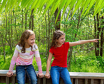 孩子,姐妹,朋友,玩,放松,指向,丛林,公园,树林,户外