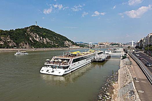 布达佩斯,多瑙河上的船只