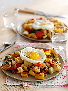 炸土豆,蔬菜,煎鸡蛋,早午餐