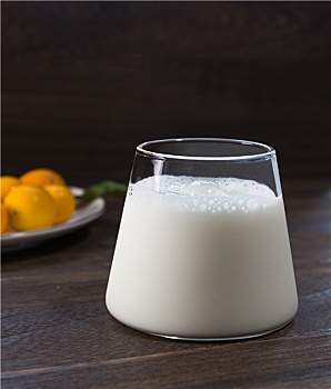 新鲜营养的牛奶喝美味好吃的金桔在木桌上